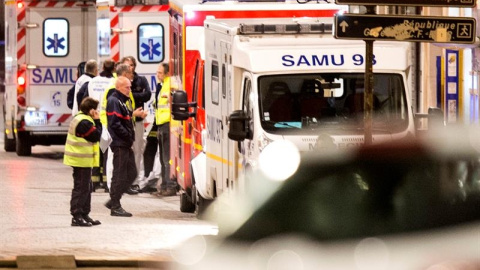 Personal médico y policías participan en la operación en Saint Denis./ EFE Personal médico y policías participan en la operación en Saint Denis./ EFE