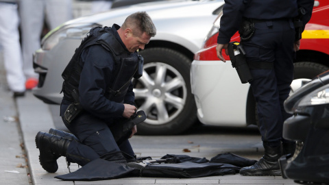 Un policía prepara su equipo durante una operación en Saint Denis cerca de París.- EFE