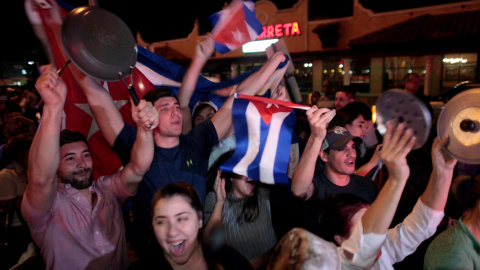 Personas celebran en la pequeña Habana de Miami la muerte de Fidel Castro. /REUTERS Personas celebran en la pequeña Habana de Miami la muerte de Fidel Castro. /REUTERS