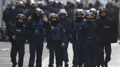 Los policías del RAID (cuerpo de intervención) lograron sacar del piso a tres de sus ocupantes, que están detenidos, aunque por el momento no se ha establecido su identidad.- REUTERS.