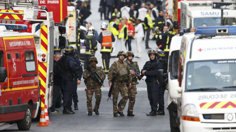 La policía francesa antidisturbios, soldados, bomberos, miembros de la Cruz Roja Francesa y el personal de los servicios médicos de emergencia en Francia se sitúan en la escena del asalto.- REUTERS.