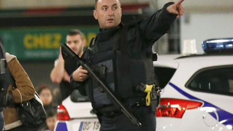 Según la emisora Franceinfo, en el piso había seis personas. Dos habrían muerto y tres habrían sido detenidas.- REUTERS.
