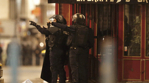 El procurador [fiscal] de la República confirma que hay dos terroristas muertos y tres detenidos.- REUTERS.