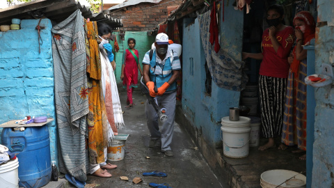 Un empleado municipal desinfecta una zona de chabolas en la localidad india de Kolkata. REUTERS/Rupak De Chowdhuri Un empleado municipal desinfecta una zona de chabolas en la localidad india de Kolkata. REUTERS/Rupak De Chowdhuri