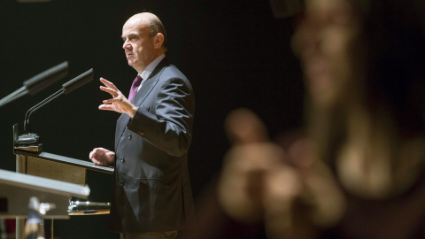 El ministro de Economía, Luis de Guindos, durante su intervención en los encuentros del Banco Mare Nostrum (BMN) y el Diario La Verdad, en el Auditorio Regional Victor Villegas de Murcia.EFE/Marcial Guillén El ministro de Economía, Luis de Guindos, durante su intervención en los encuentros del Banco Mare Nostrum (BMN) y el Diario La Verdad, en el Auditorio Regional Victor Villegas de Murcia.EFE/Marcial Guillén