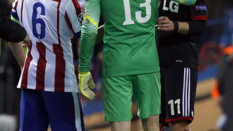 Oblak consuela a Kiessling. /EFE