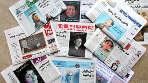Portadas de los periódicos iraníes con retratos de la científica Maryam Mirzakhani, tras su fallecimiento en julio de 2014, en Nueva York. AFP/ATTA KENARE Portadas de los periódicos iraníes con retratos de la científica Maryam Mirzakhani, tras su fallecimiento en julio de 2014, en Nueva York. AFP/ATTA KENARE