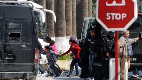 Fuerzas especiales tunecinas evacuan a algunos turistas. - AFP
