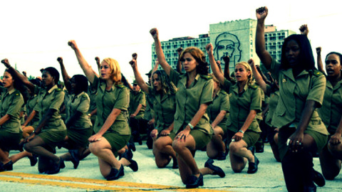 Un grupo de mujeres en la Plaza de la Revolución en la Habana, Cuba. Un grupo de mujeres en la Plaza de la Revolución en la Habana, Cuba.