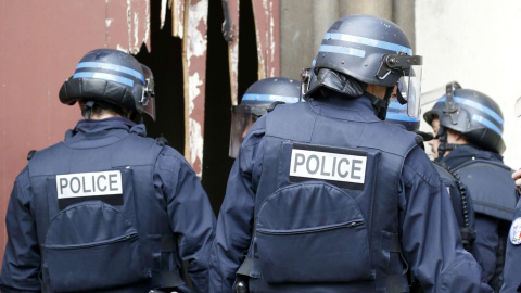 La policía francesa entran en la Iglesia un la iglesia de Saint-Denis después de romper la puerta con un hacha, durante la operación policial para capturar al presunto cerebro de los atentados de París.- REUTERS / Jacky Naegelen La policía francesa entran en la Iglesia un la iglesia de Saint-Denis después de romper la puerta con un hacha, durante la operación policial para capturar al presunto cerebro de los atentados de París.- REUTERS / Jacky Naegelen