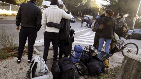 Algunos de los okupas que estaban en el colegio mayor San Juan Evangelista, conocido como el 'Johnny', en los alrededores de la Universidad Complutense de Madrid, que ha sido desalojado por la Policía. EFE/Angel Díaz Algunos de los okupas que estaban en el colegio mayor San Juan Evangelista, conocido como el 'Johnny', en los alrededores de la Universidad Complutense de Madrid, que ha sido desalojado por la Policía. EFE/Angel Díaz