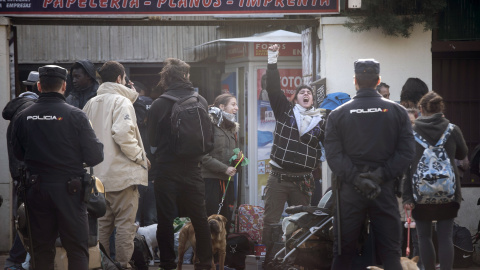 La Policía ha detenido a 45 personas, 43 de ellas por infracción de la ley de Extranjería y dos por reclamación judicial, en el desalojo del colegio mayor San Juan Evangelista, conocido como el 'Johnny', en los alrededores de la Universidad La Policía ha detenido a 45 personas, 43 de ellas por infracción de la ley de Extranjería y dos por reclamación judicial, en el desalojo del colegio mayor San Juan Evangelista, conocido como el 'Johnny', en los alrededores de la Universidad