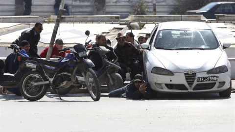Miembros de las fuerzas de Seguridad tunecinas, toman posiciones en las proximidades del Parlamento en Túnez. - EFE Miembros de las fuerzas de Seguridad tunecinas, toman posiciones en las proximidades del Parlamento en Túnez. - EFE