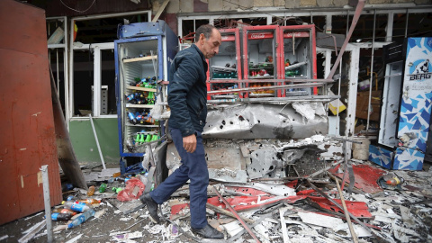 06/10/2020.- El propietario de una tienda comprueba los daños materiales ocasionados tras un bombardeo en el asentamiento de Tazakand, en el enclave separatista de Nagorno Karabaj. / EFE - Aziz Karimov 06/10/2020.- El propietario de una tienda comprueba los daños materiales ocasionados tras un bombardeo en el asentamiento de Tazakand, en el enclave separatista de Nagorno Karabaj. / EFE - Aziz Karimov