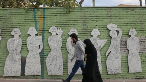 Una pareja pasando por las calles de Teheran (Irán). REUTES/Majid Asgaripour/West Asia News Agency