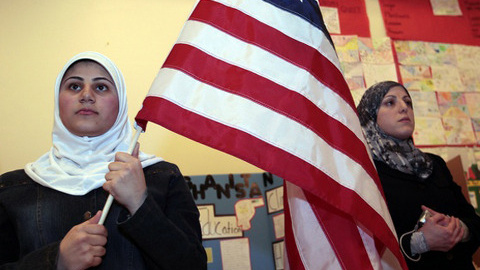 Una joven musulmana con una bandera de Estados Unidos (REUTERS/Rebecca Cook) Una joven musulmana con una bandera de Estados Unidos (REUTERS/Rebecca Cook)
