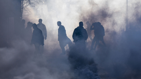 Simpatizantes de la oposición se enfrentan a la policía durante una protesta en Pristina, capital de la región autoproclamada independiente de Kosovo hoy, 18 de noviembre de 2015. ARMEND NIMANI / AFP