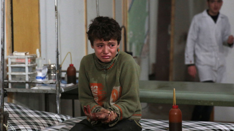 Un niño sirio herido llora en un hospital improvisado tras un ataque aéreo reportado por las fuerzas gubernamentales en la zona controlada por los rebeldes de Douma, al este de la capital Damasco, el 18 de noviembre de 2015. AFP/ABD DOUMANY