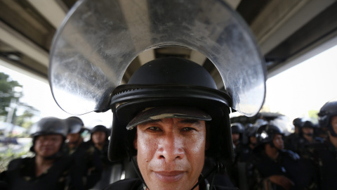 Un soldado se prepara para vigilar una manifestación en contra de la celebración de la Cumbre del Foro de Cooperación Económica Asia-Pacífico (APEC) en Manila (Filipinas) hoy, 18 de noviembre de 2015. Líderes de 21 países asisten hoy en Man