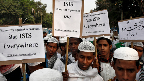 Activistas de un grupo musulmán sujetan pancartas en una manifestación en contra de los ataques de París, en Calcuta, India. REUTERS/Rupak De Chowdhuri