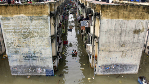 Se reúnen los vecinos alrededor de una zona residencial que se inundó después de las fuertes lluvias en Chennai el 18 de noviembre de 2015. AFP PHOTO