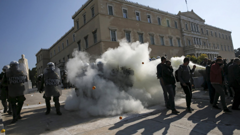 La policía griega echó gas lacrimógeno a protestantes que se manifestaban frente al parlamento de Atenas por la última subida de impuestos. REUTERS/Alkis Konstantinidis