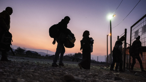 Migrantes y refugiados entraban anoche en un campo de registro después de cruzar la frontera entre Grecia y Macedonia cerca de Gevgelija. AFP / DIMITAR DILKOFF