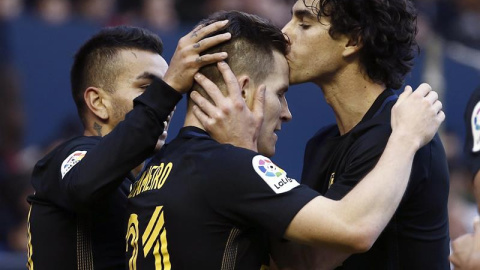El delantero del Atlético Kevin Gameiro (c) celebra con sus compañeros el gol marcado ante el Osasuna. EFE/Jesús Diges El delantero del Atlético Kevin Gameiro (c) celebra con sus compañeros el gol marcado ante el Osasuna. EFE/Jesús Diges