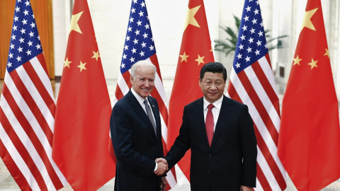Imagen de diciembre de 2013, del entonces vicepresidente de los EEUU, Joe Biden, con el presidente de China, Xi Jinping, en Pekín. REUTERS/Lintao Zhang/Pool