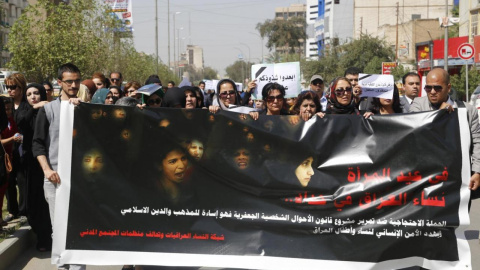 Manifestantes iraquíes sostienen una pancarta durante una manifestación contra el borrador de la Ley del Estatuto Personal "Al-Jaafari", durante el Día Internacional de la Mujer, en Bagdad en 2014. REUTERS / Thaier al-Sudani Manifestantes iraquíes sostienen una pancarta durante una manifestación contra el borrador de la Ley del Estatuto Personal "Al-Jaafari", durante el Día Internacional de la Mujer, en Bagdad en 2014. REUTERS / Thaier al-Sudani