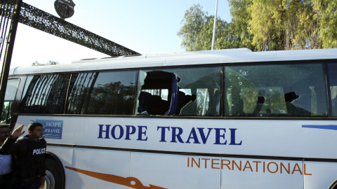 Estado del autobús turístico atacado junto al Museo del Bardo en Túnez. - REUTERS