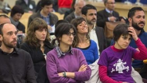 Ciro Morales, el primero por la derecha, con barba y camiseta azul, durante el juicio, el año pasado./ EFE Ciro Morales, el primero por la derecha, con barba y camiseta azul, durante el juicio, el año pasado./ EFE