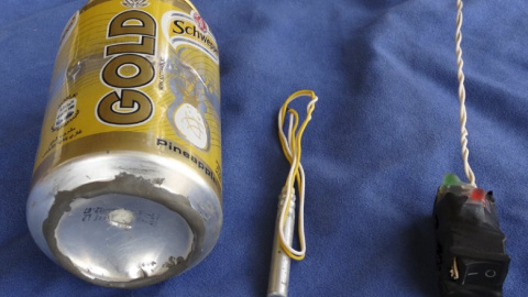 El supuesto artefacto explosivo fabricado con una lata de refresco, un detonador, un interruptor y varios cables. / REUTERS El supuesto artefacto explosivo fabricado con una lata de refresco, un detonador, un interruptor y varios cables. / REUTERS