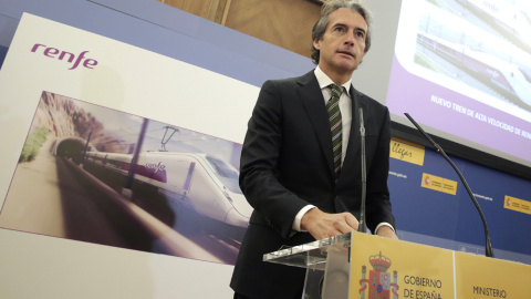 El ministro de Fomento, Íñigo de la Serna, durante su comparecencia ante los medios en la que ha dado a conocer el resultado del concurso de Renfe para la compra de hasta treinta trenes de alta velocidad. EFE/David González El ministro de Fomento, Íñigo de la Serna, durante su comparecencia ante los medios en la que ha dado a conocer el resultado del concurso de Renfe para la compra de hasta treinta trenes de alta velocidad. EFE/David González