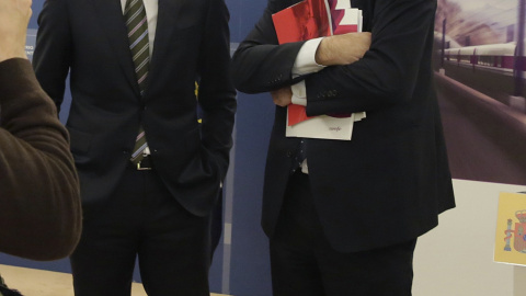 El ministro de Fomento, Íñigo de la Serna, y el presidente de Renfe, Pablo Vázquez. EFE/David González El ministro de Fomento, Íñigo de la Serna, y el presidente de Renfe, Pablo Vázquez. EFE/David González