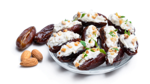 Dátiles rellenos de queso y almendras. Dátiles rellenos de queso y almendras.