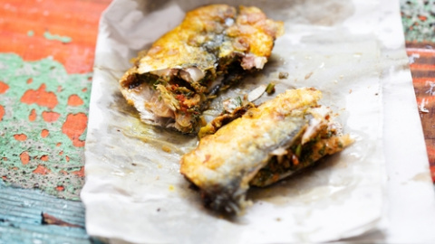 Sardinas fritas con chermoula. Pescado con chermoula.