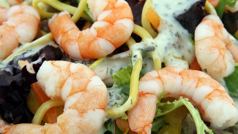 Ensalada de gambas con salsa tártara. Foto: Shutterbug75 en Pixabay. Ensalada de gambas con salsa tártara.