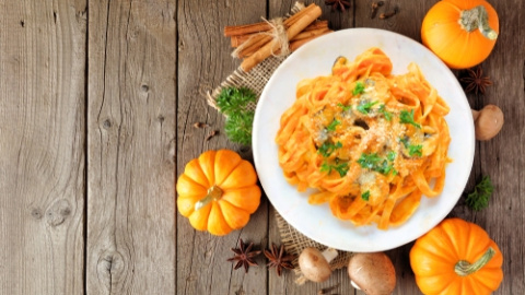 Tallarines con salsa de calabaza. Pasta con salsa de calabaza.