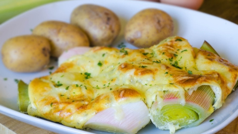 Puerros gratinados con queso. Puerros gratinados.