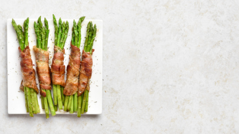 Espárragos envueltos en beicon o jamón. Espárragos envueltos en beicon.