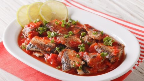 Sardinas guisadas en salsa de tomate. Sardinas con salsa de tomate.