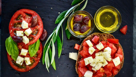 Dakos griego, la tostada saludable de la isla de Creta. Foto: DanaTentis / Pixabay dakos griego