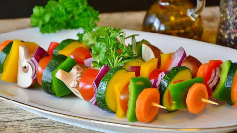 Los vegetales deberían tomar protagonismo en verano. Foto: RitaE/ Pixabay Comida saludable.