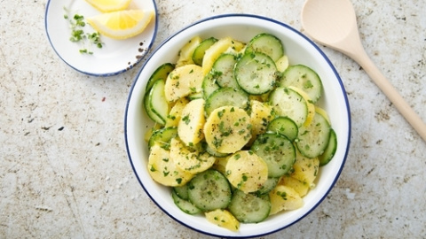 Ensalada de patatas y pepino alemana. Ensalada de patatas y pepino.
