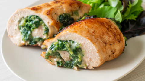 Rollito de pechuga relleno de espinacas y queso. rollito de pechuga relleno de espinacas y queso.