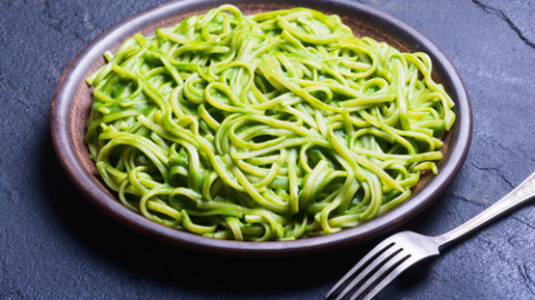 Espaguetis con salsa o pesto de aguacate. Espaguetis con salsa de aguacate.