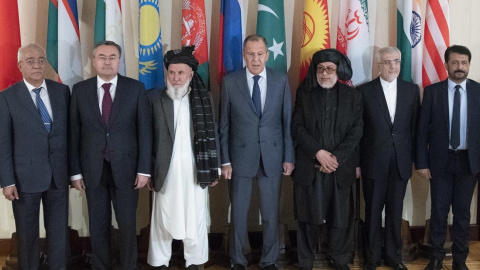 Imagen de julio de 2018 del ministro del Exterior de Rusia, Sergey Lavrov, con los participantes en una conferencia sobre Afganistán, con presencia de representantes de los Talibán, en Moscú. Imagen de julio de 2018 del ministro del Exterior de Rusia, Sergey Lavrov, con los participantes en una conferencia sobre Afganistán, con presencia de representantes de los Talibán, en Moscú.