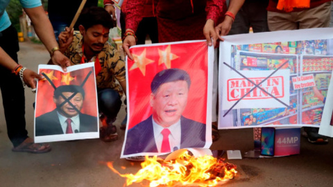 Manifestantes gritan consignas y queman retratos del presidente chino, Xi Jinping, en Bhopal (India), después de la muerte de militares indios en un choque fronterizo entre la India y China en el verano de 2020.- EFE Manifestantes gritan consignas y queman retratos del presidente chino, Xi Jinping, en Bhopal (India), después de la muerte de militares indios en un choque fronterizo entre la India y China en el verano de 2020.- EFE