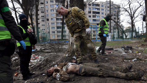 EuropaPress_4383385_14_april_2022_ukraine_bucha_the_body_of_russian_soldier_killed_by_ukrainian (1) Cuerpo de un soldado ruso asesinado por los ucranianos a punto de ser enterrado en Bucha.- Carol Guzy / ZUMA Press Wire / dpa